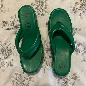 Never worn Forever 21 platform flip flops